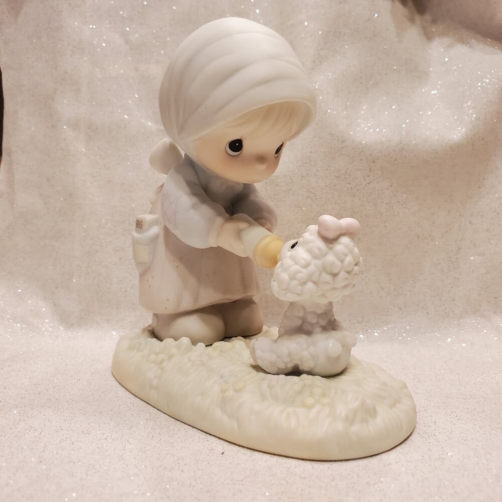 Precious Moments "Feed My Sheep" 1987 for Members only Figurine